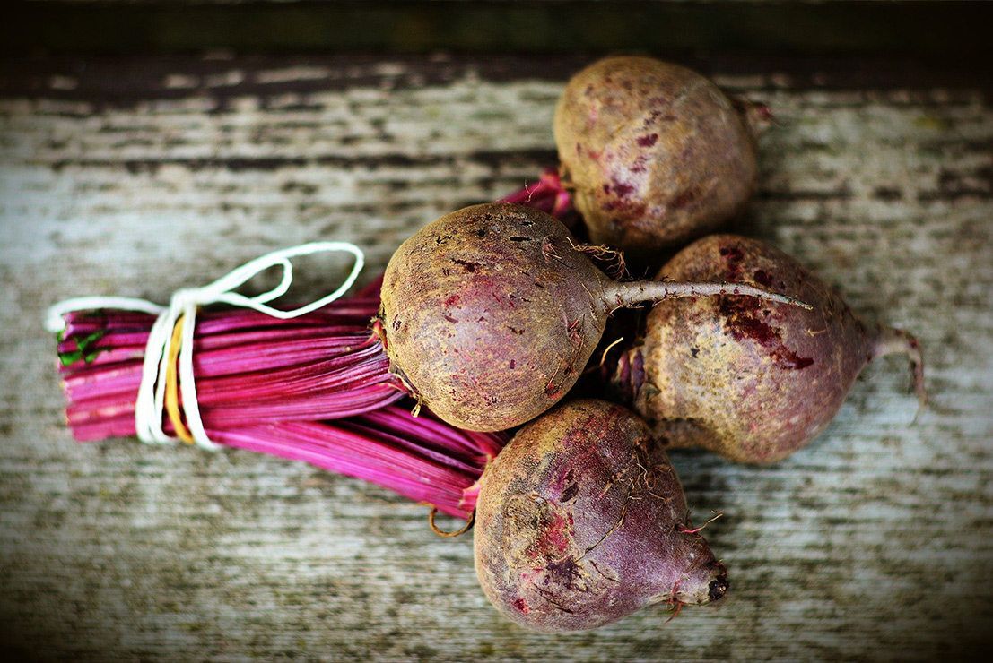 Rote Bete zusammengbunden